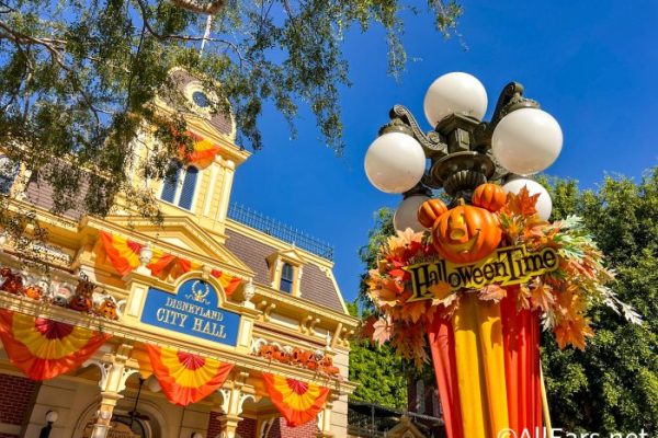 2024 DLR Disneyland Halloween Decorations Atmo 2 700x525