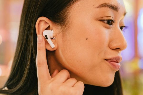 airpods pro shkrabaanthony pexels 1726209006992